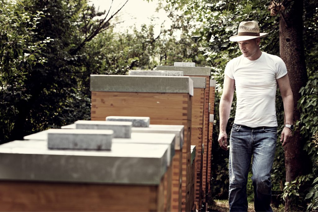 Thomas Zelenka bei seinen Bienenstöcken