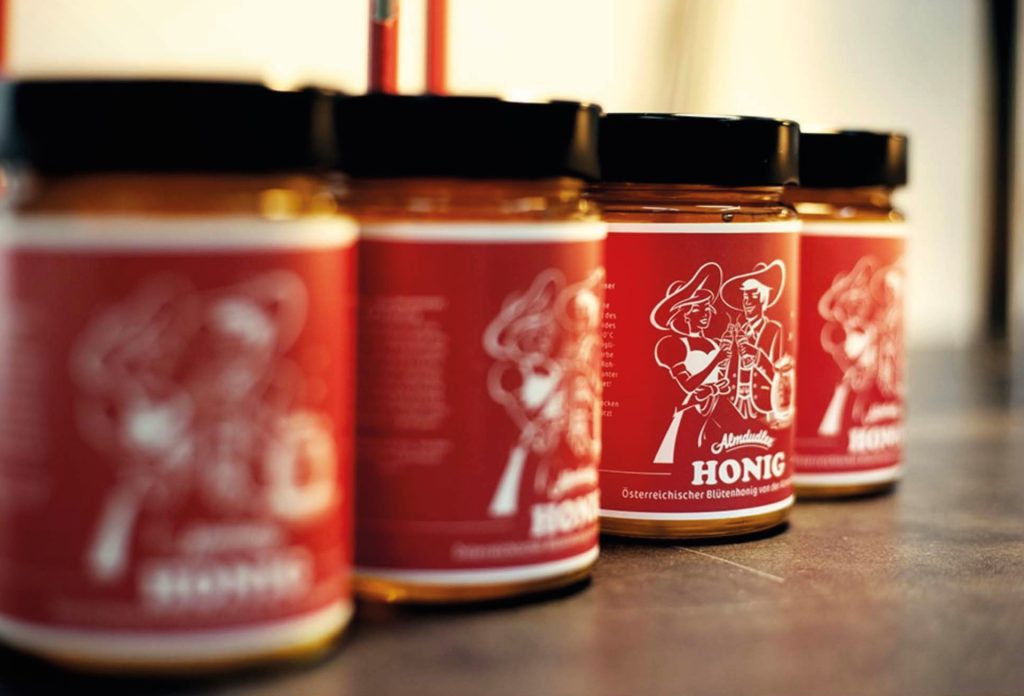 Almdudler-Honig mit gebrandetem Etikett