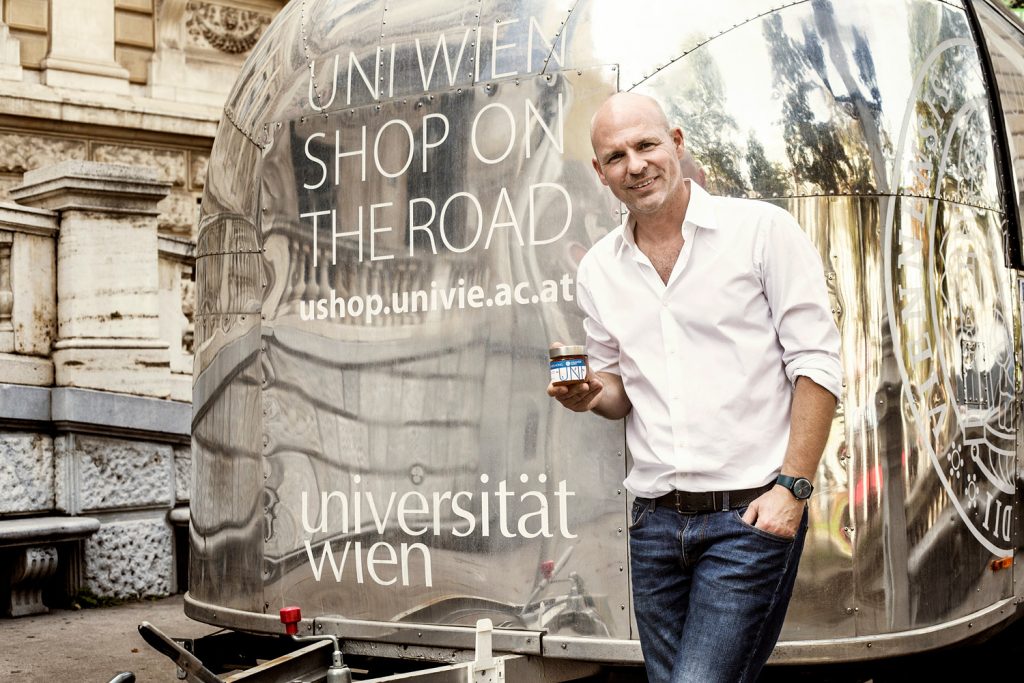 Thomas Zelenka mit Uni-Wien-Honig